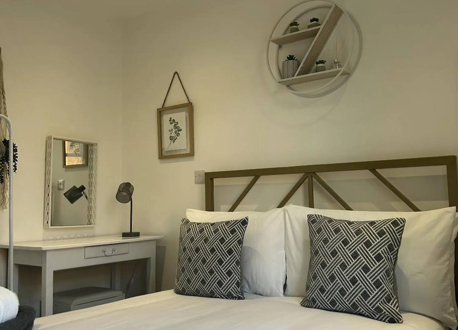 Gogmore Lane Chertsey Apartment