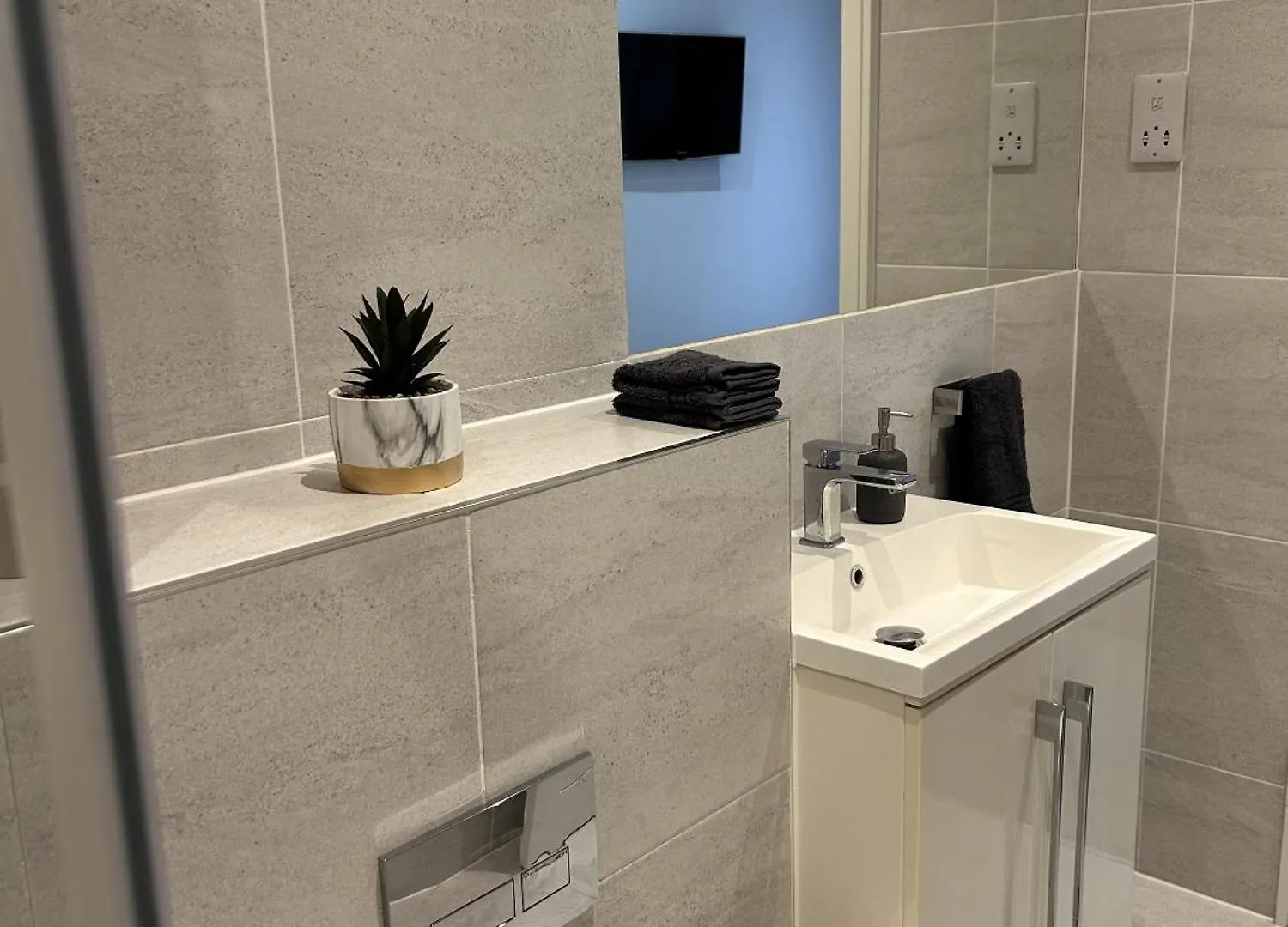 Gogmore Lane Chertsey Apartment